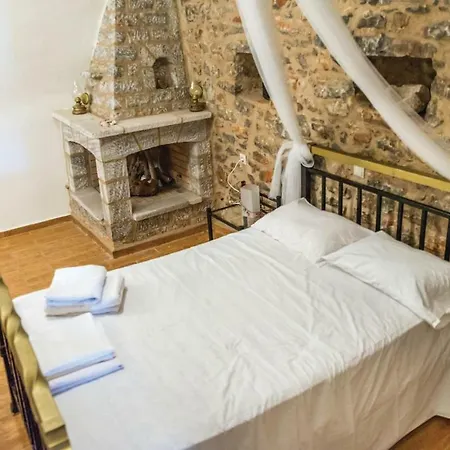 Three-bedroom In Olympies Mani Apartamento