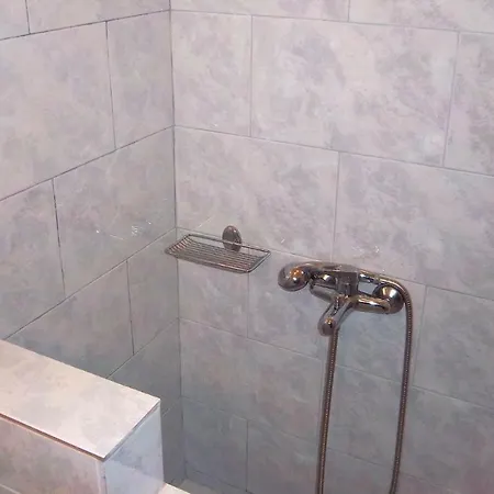 Three-bedroom In Olympies Mani Apartamento